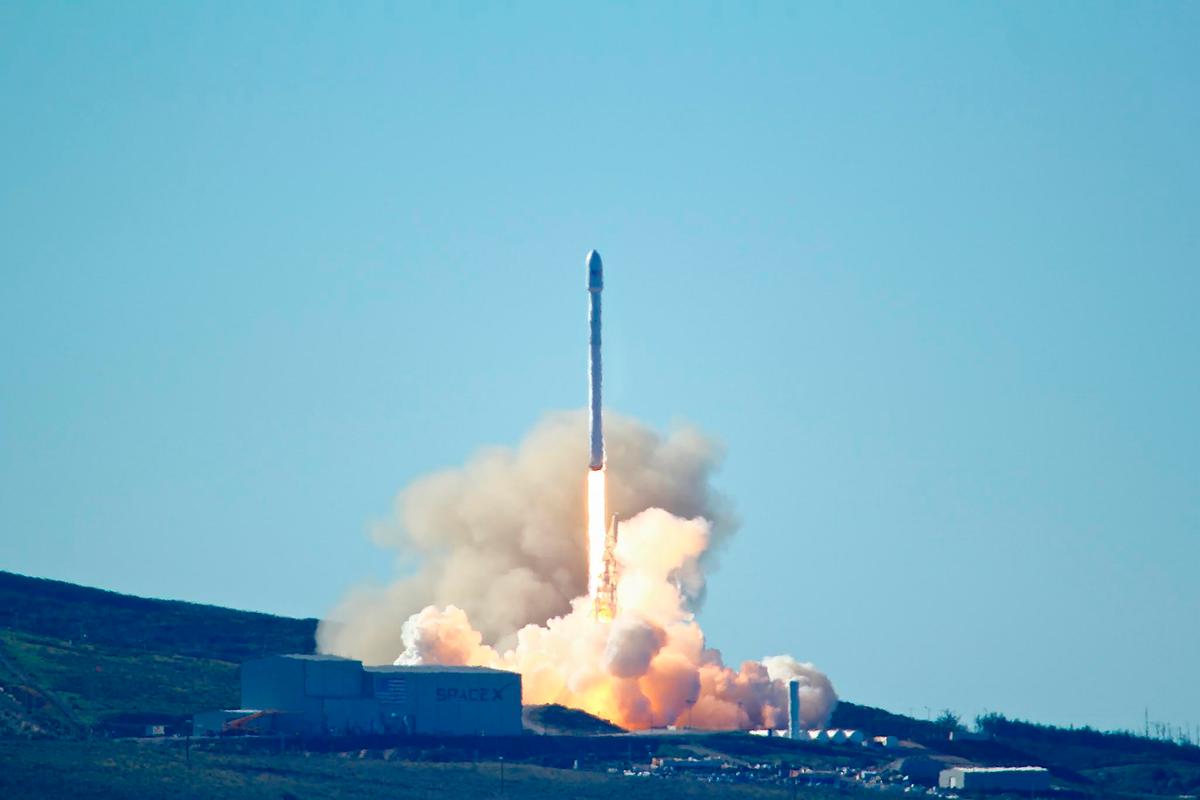 SpaceX Launches First Rocket Since Explosion in Florida