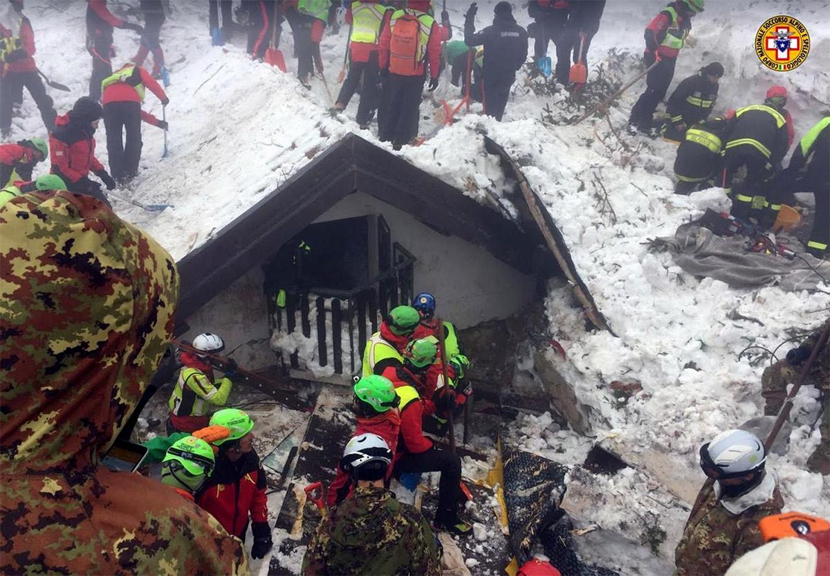 Toll From Italy Avalanche Climbs to 14 as Hopes Diminish