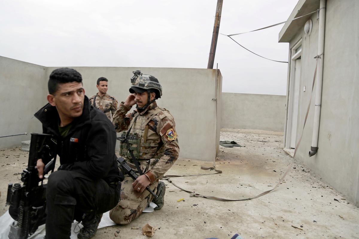 Thousands Flee Iraq’s Mosul Overnight, as Fighting Rages On