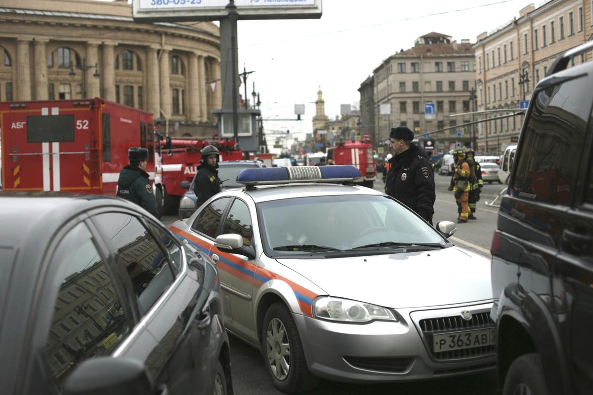 Blast on Russian Subway Kills 10, 2nd Bomb Is Defused
