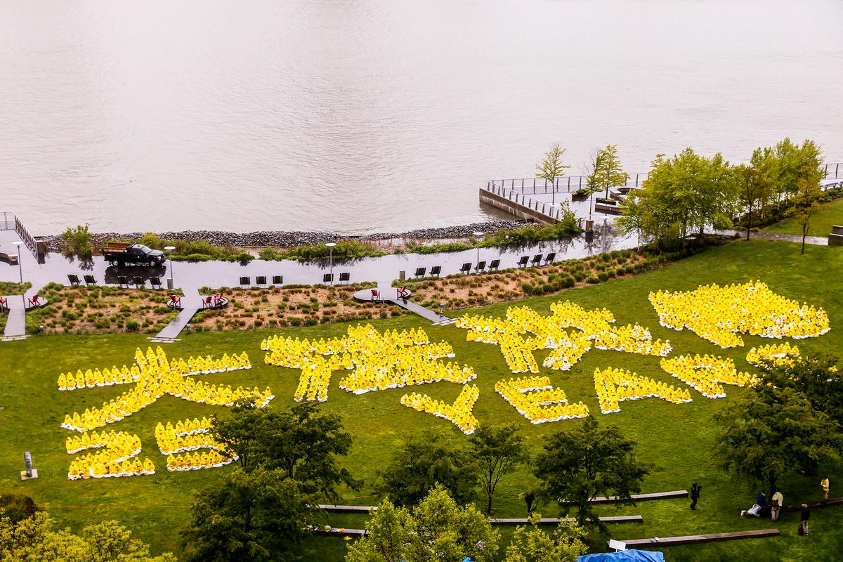 Over 3,300 People Display Falun Gong Message in NYC Parks