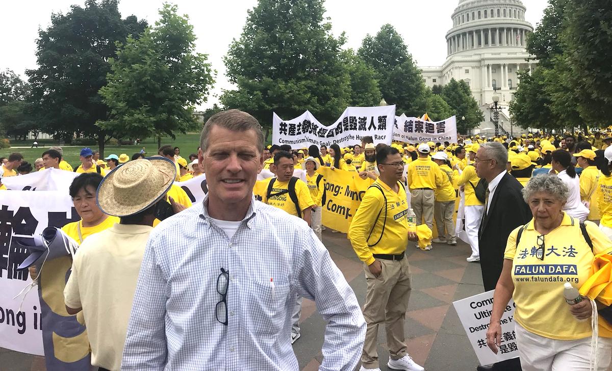 Congressional Candidate Flies All Night to Attend Falun Gong Rally