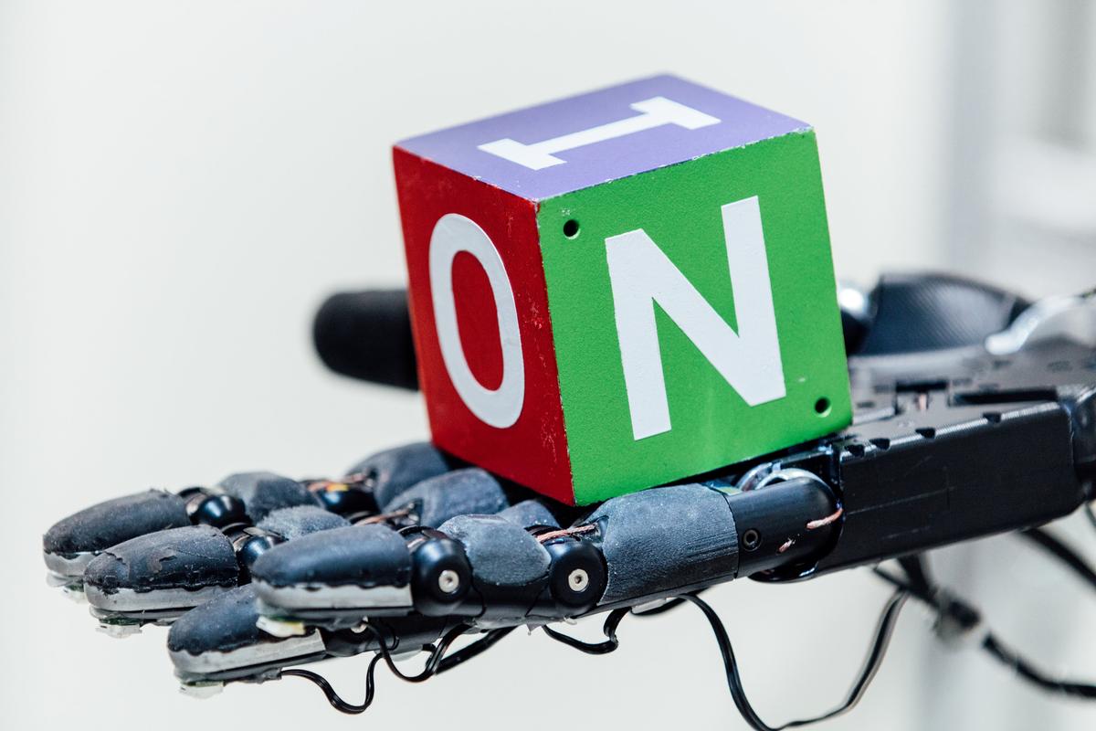 Robot Hand Learns Real World Moves in Virtual Training