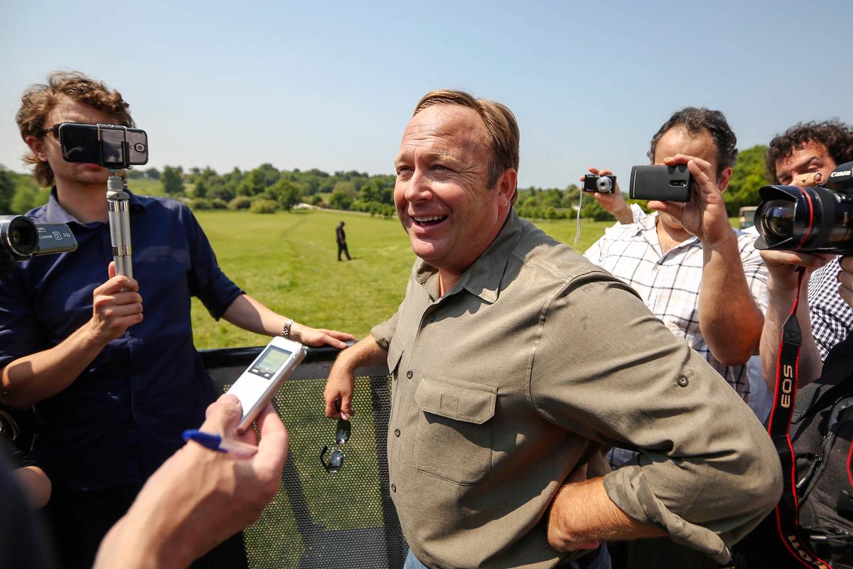 Twitter Removes Accounts Linked to Alex Jones, Infowars