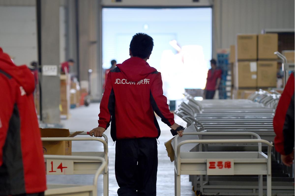 Chinese E-Retailer JD.com Faces Trouble as CEO’s Arrest Draws Attention