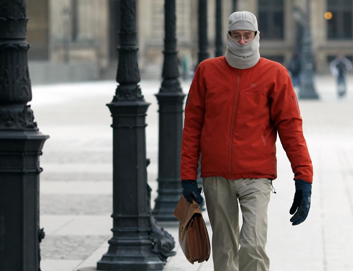 Video of Children Loaded in Shopping Cart in the Cold Goes Viral