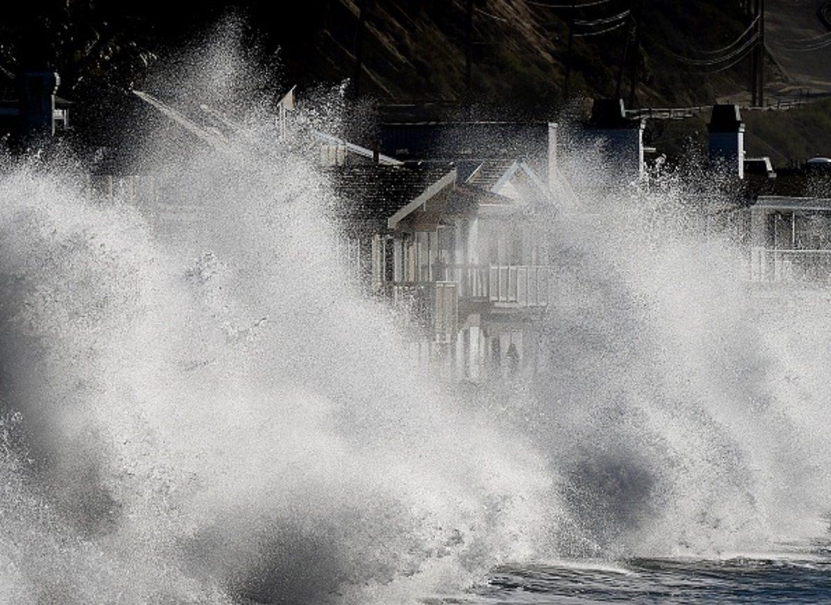 El Niño generated storm waves crash onto seaside houses at Mondos Beach, Calif., on Jan. 12, 2016. (Mark Ralston/AFP/Getty Images)