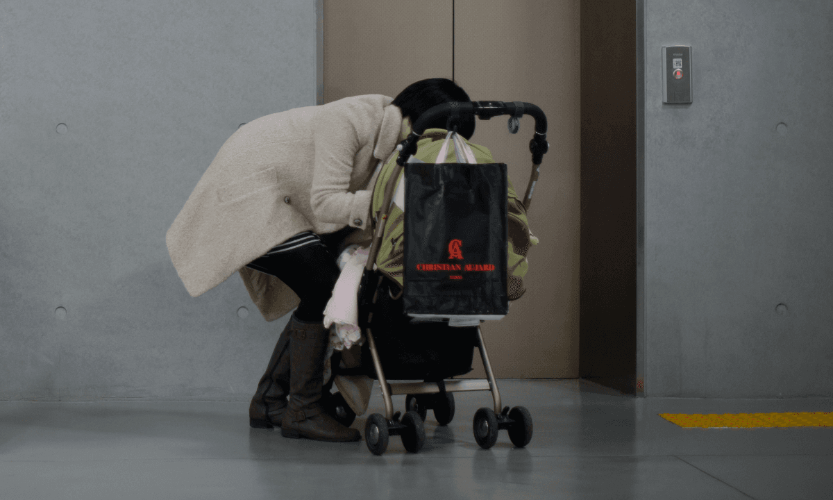 Grandmother Lets Grandson Play With Elevator Buttons, Annoying a Woman Who Takes Unique Revenge