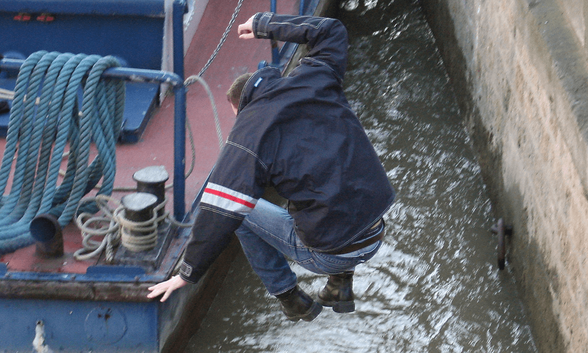 6-Year-Old Girl Falls Into River, Delivery Boy Saves Her