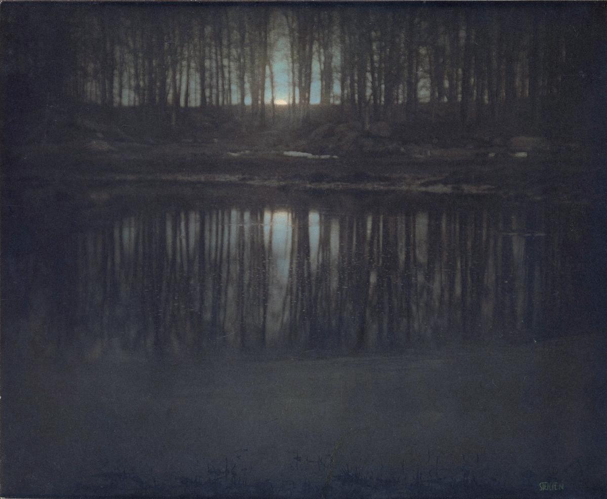“The Pond—Moonlight,” 1904, by Edward Steichen. Multiple gum bichromate print, 1. Yale Visual Resources Collection. (Public Domain)