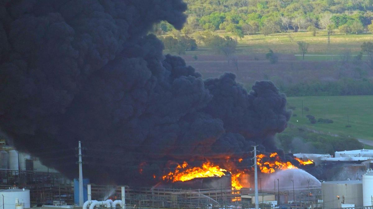 Fire at Texas Storage Facility Briefly Flares Up
