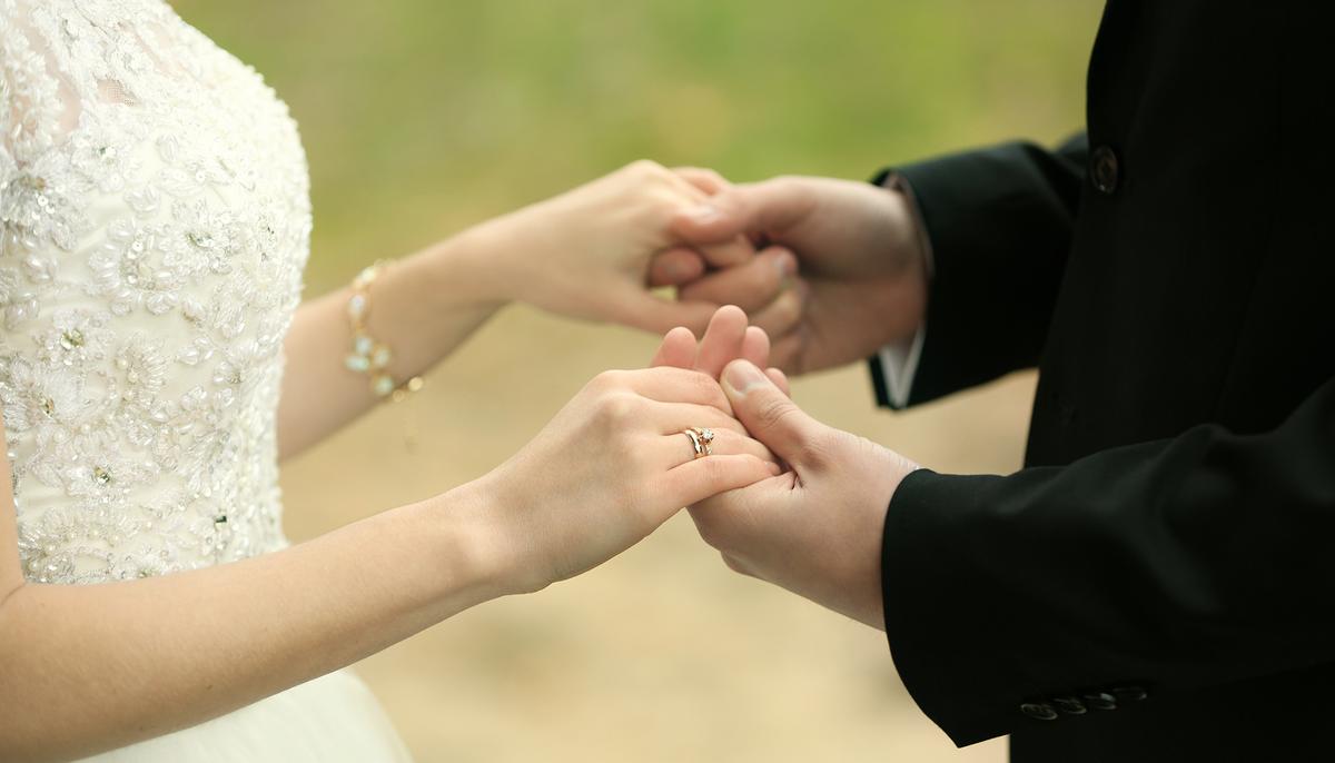 Bride Surprises Groom by Wearing Wedding Dress at His Beloved Mother’s Grave