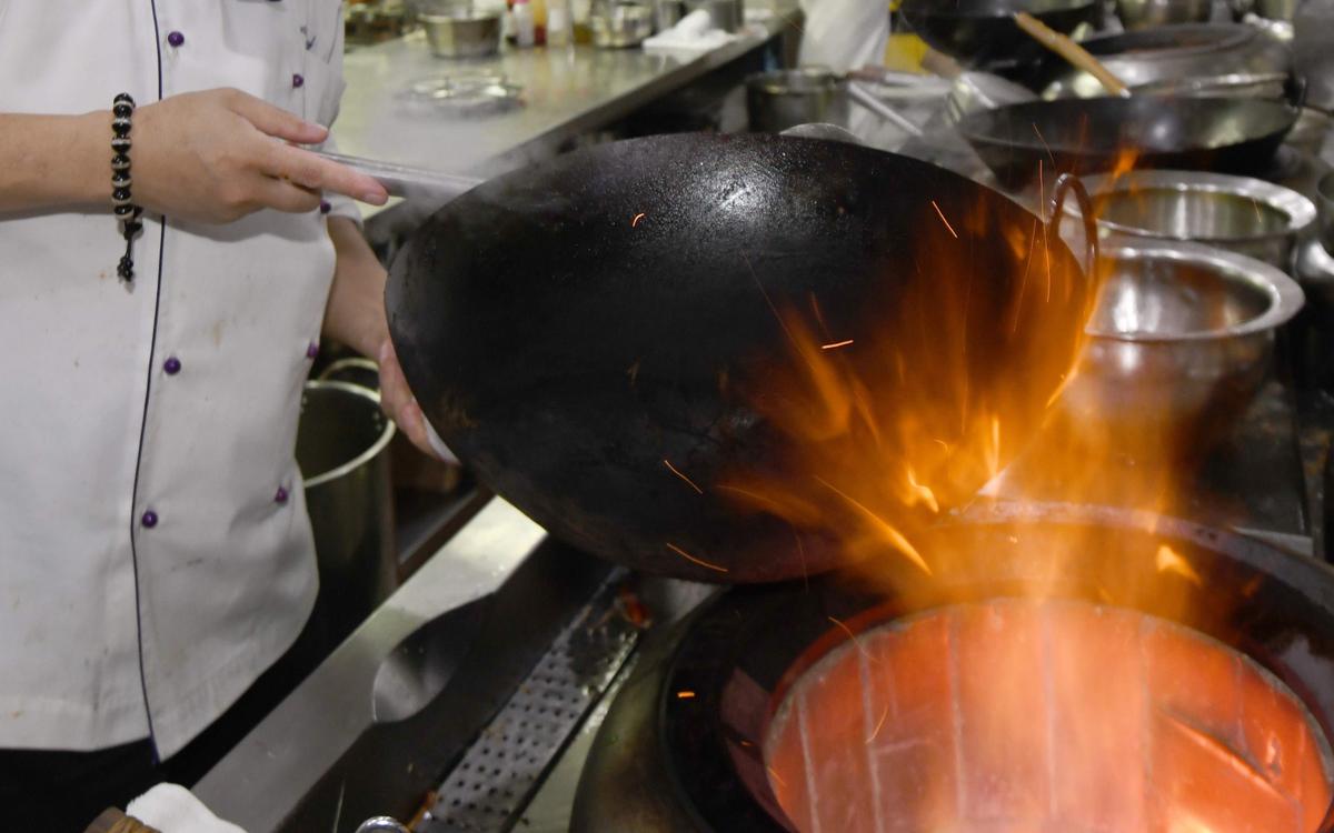 Slippery Stir-Fry Surprise! Novice Chef’s Cooking Mistake Makes an Eel-Covered Kitchen