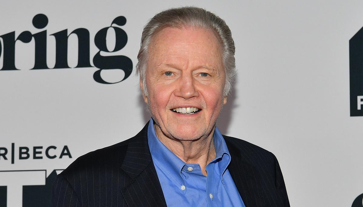 Woman Starstruck When the Legendary Jon Voight Pays for the 6 Turkeys in Her Cart