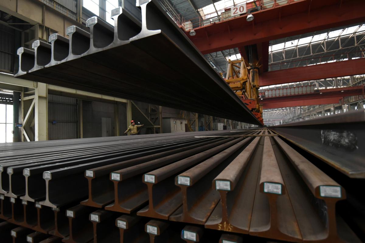 China March Factory Activity Seen Contracting for Fourth Month