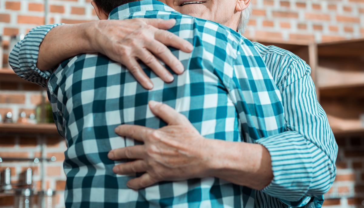 Struggling Veteran Never Met Son Until TV Reporter Tells Him to Turn Around 28 Years Later