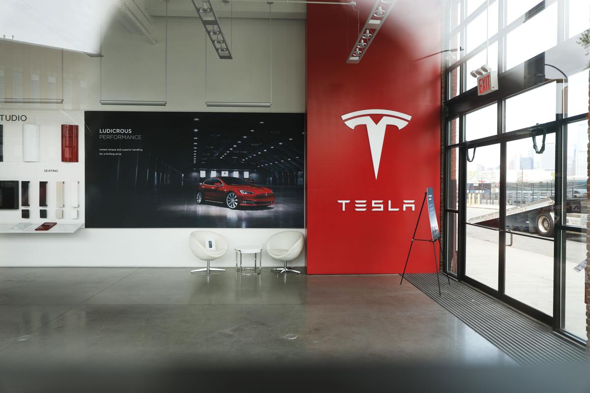 Tesla Automated Parking Problems Seen Liability of App ‘Driver’ for Now