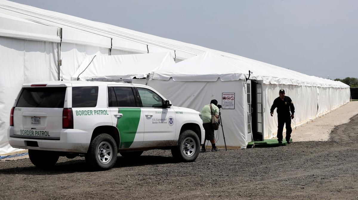Border Patrol Wants to Build New Tent to Detain Migrants