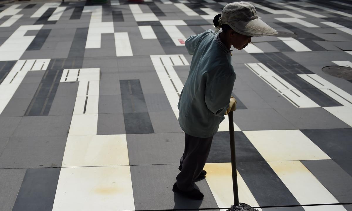 Woman Takes Anger Out on Elderly Custodian in Elevator