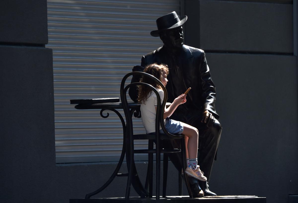 Smartphones, Happiness, and the Uses and Disadvantages of Life in the Present Perfect