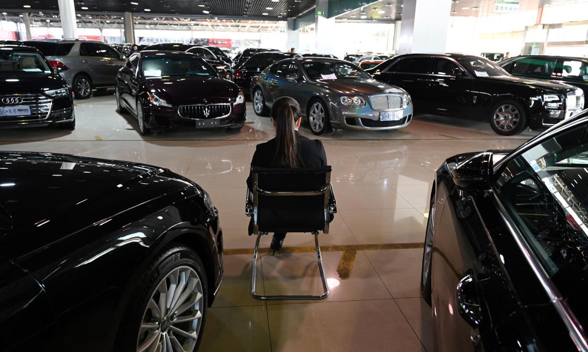 Woman Uses Over 130,000 Yuan Coins to Pay for New Car