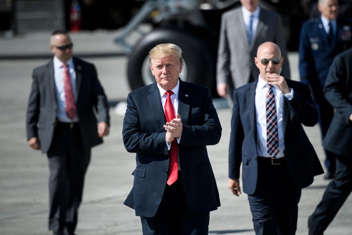 Trump Cheers US Troops During Stop in Alaska on the Way to Japan