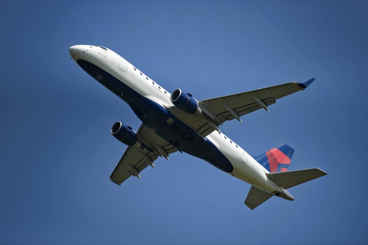 Woman Boards Delta Flight With No ID or Boarding Pass, Passenger Claims