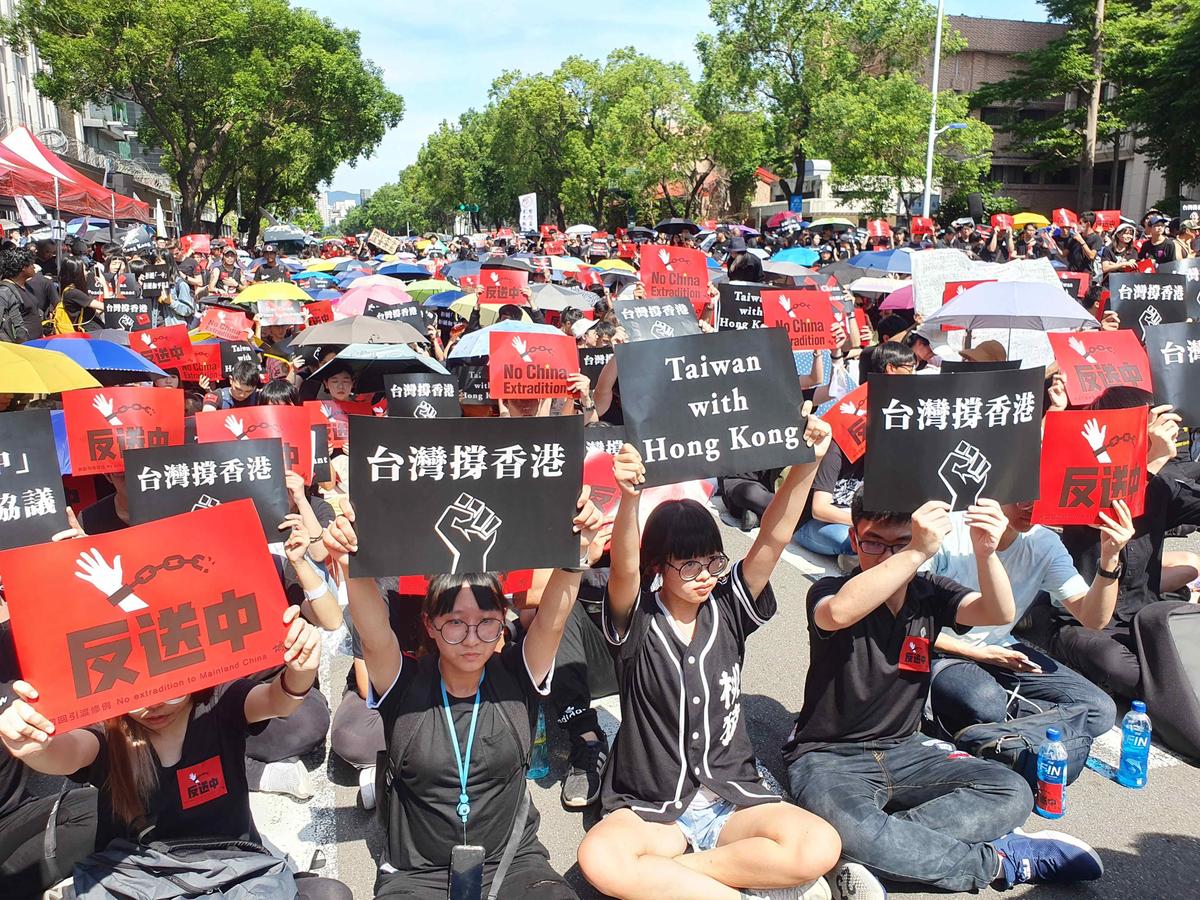 In Taiwan, Over 10,000 People Attend Rally to Support Hong Kong Protest Against Extradition Bill