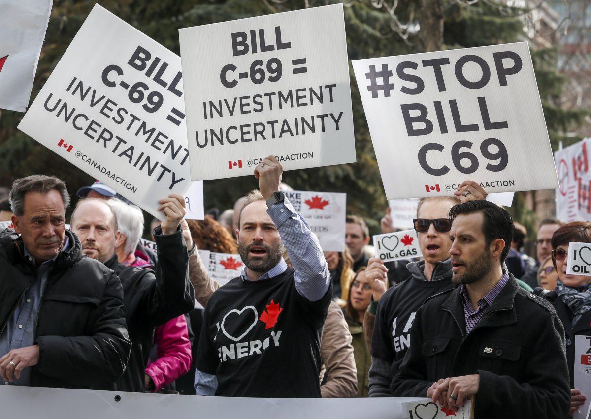 Pro-pipeline supporters rally outside a public hearing of the Senate Committee on Energy, the Environment and Natural Resources regarding Bill C-69 in Calgary on April 9, 2019. (The Canadian Press/Jeff McIntosh)