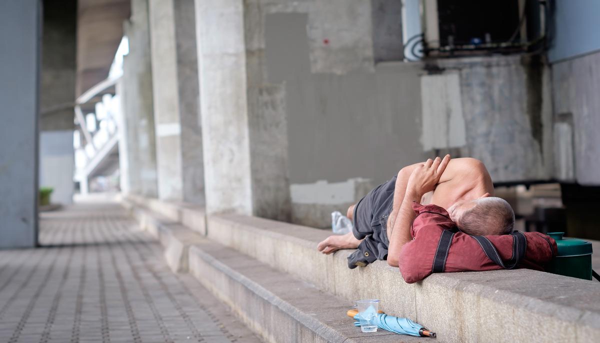 Homeless Man Sleeps Outside Shelter, The Heartbreaking Reason Will Make You Cry