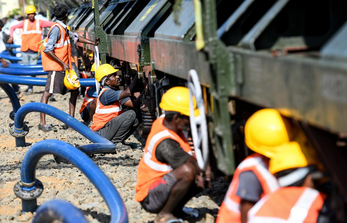 Parched Manufacturing City in India Brings in Water by Rail