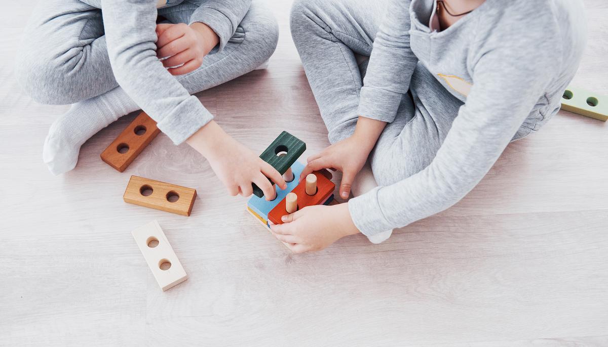 2-Year-Old Tells Twin She Wants to Be a Teacher, Her Reply Will Leave You in Stitches