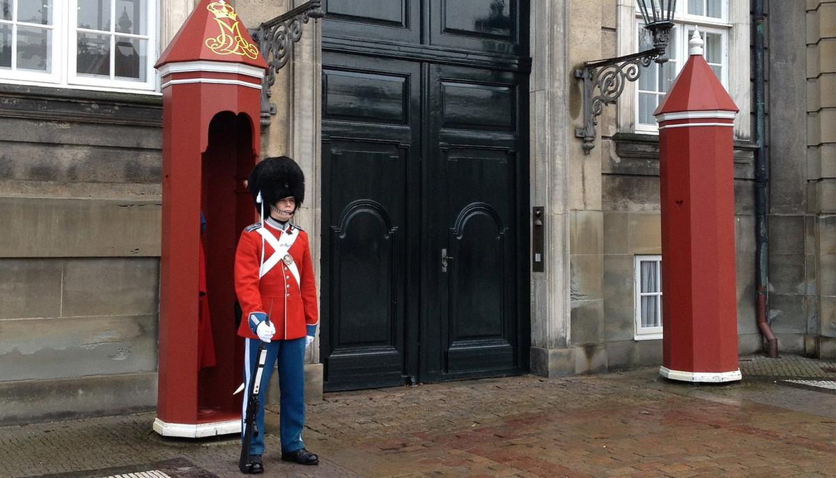 Tourist Takes Photo With the Queen’s Guard but Can’t Believe What Gets Caught on Camera