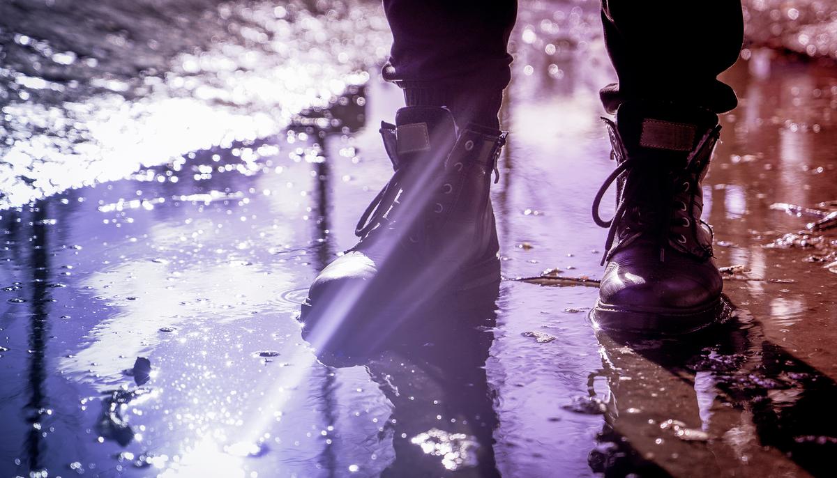 US Soldier Photographed Standing at Attention in Pouring Rain Warrants Great Respect