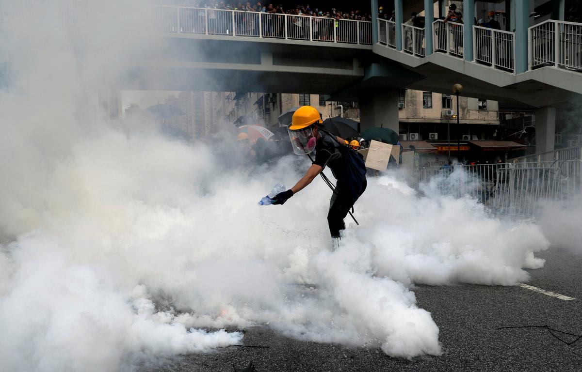 Police Fire Tear Gas in Clash With Hong Kong Protesters Over Banned March