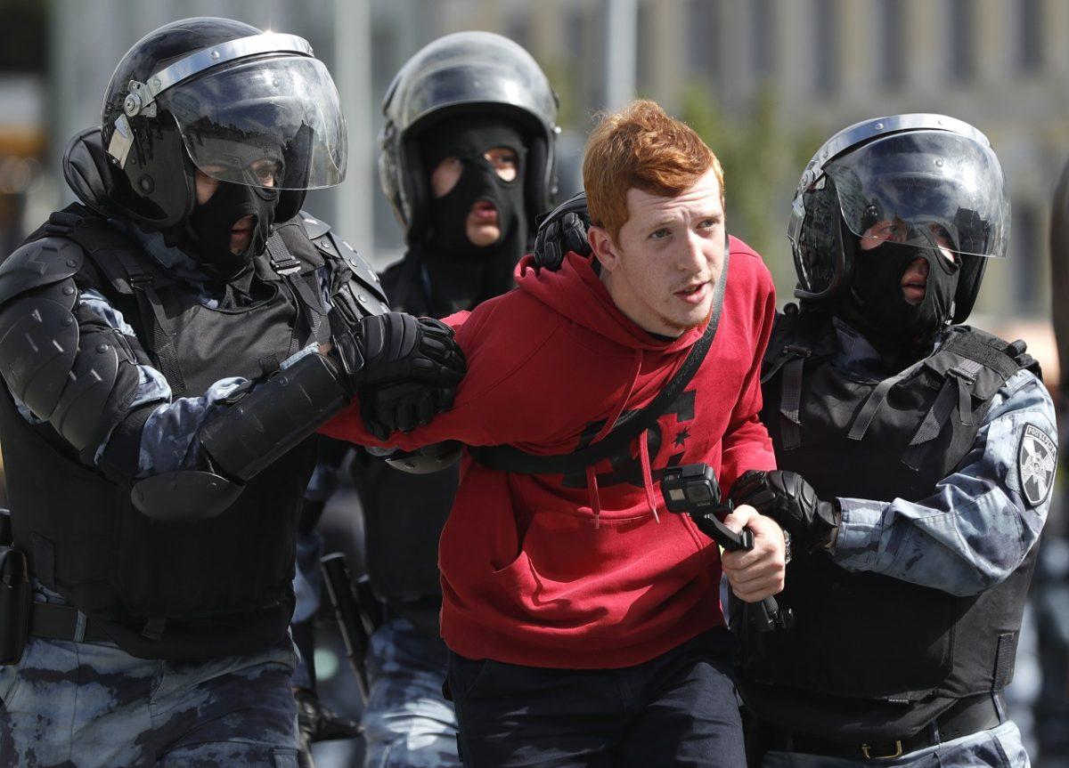 Moscow Police Detain More Than 800 at Protest, Monitor Says