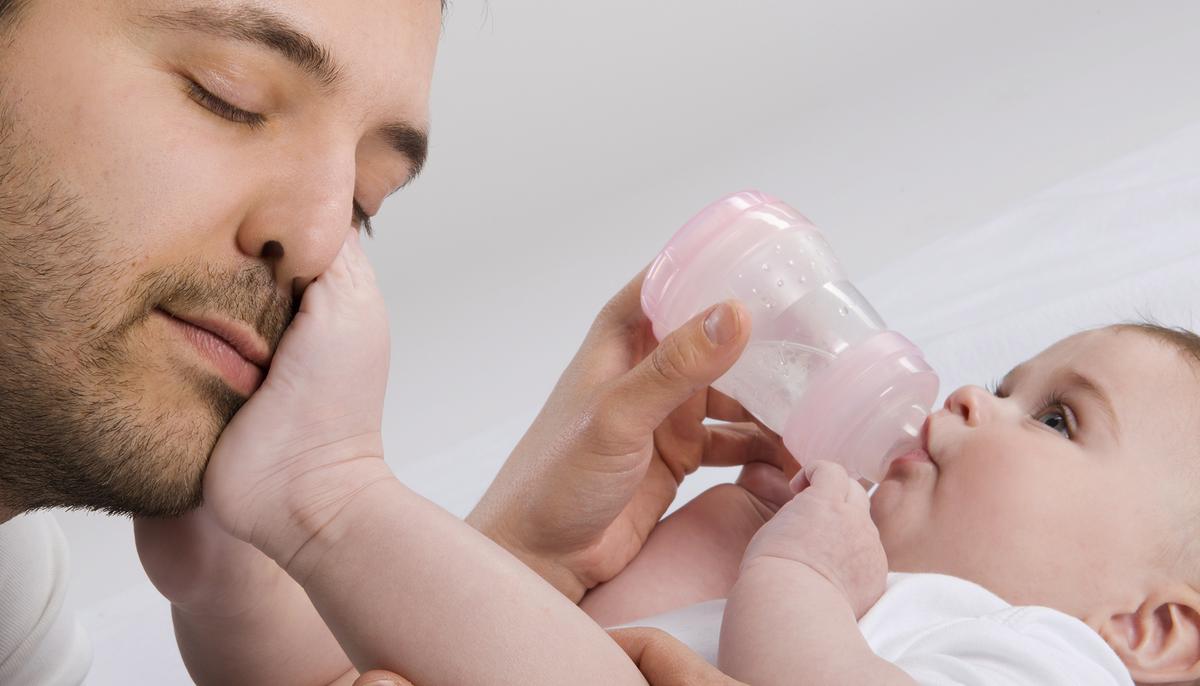 Dad Is Home Alone With Baby but When Mom Receives This Video She Can’t Stop Laughing