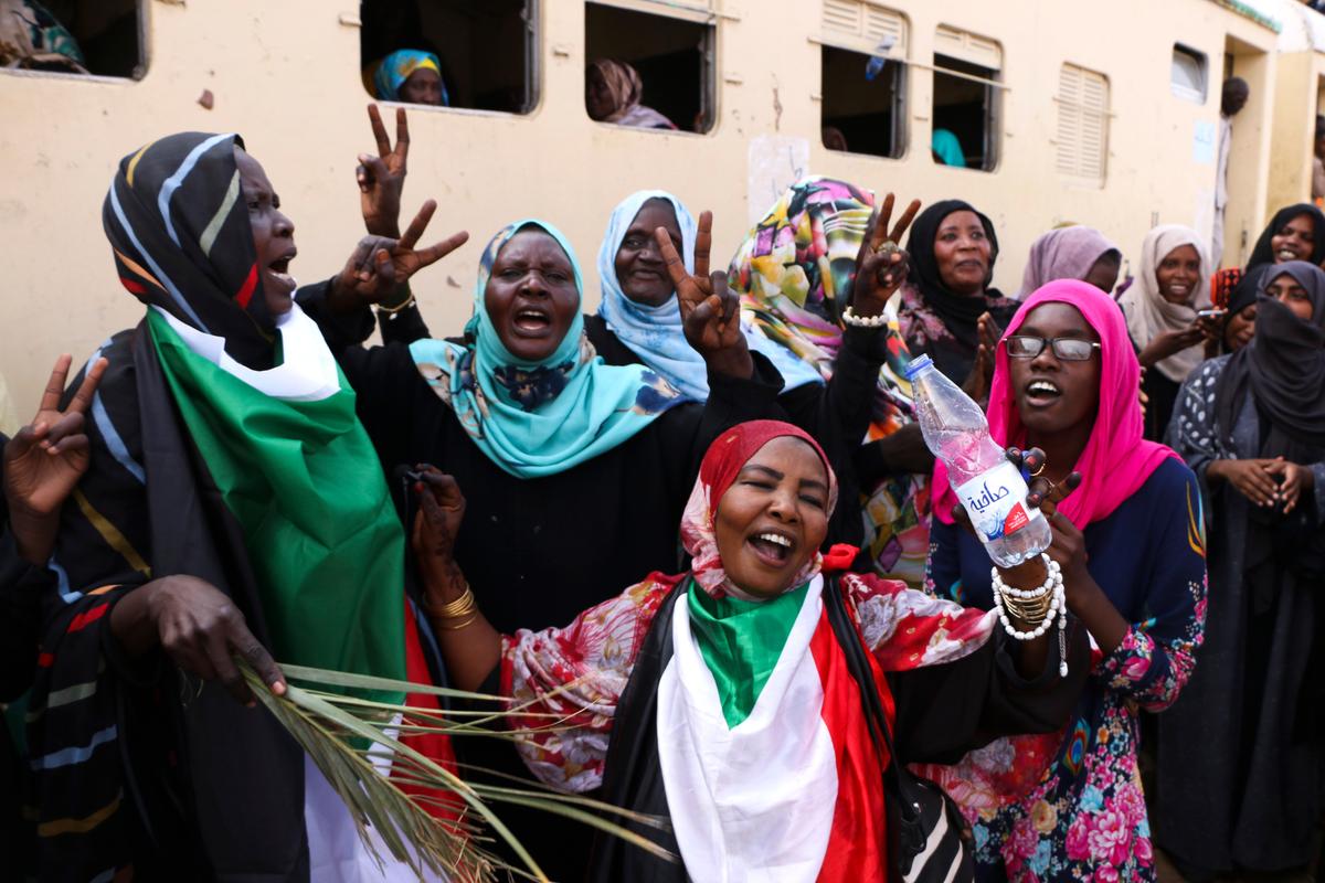Sudanese Protesters Sign Final Power-Sharing Deal With Army