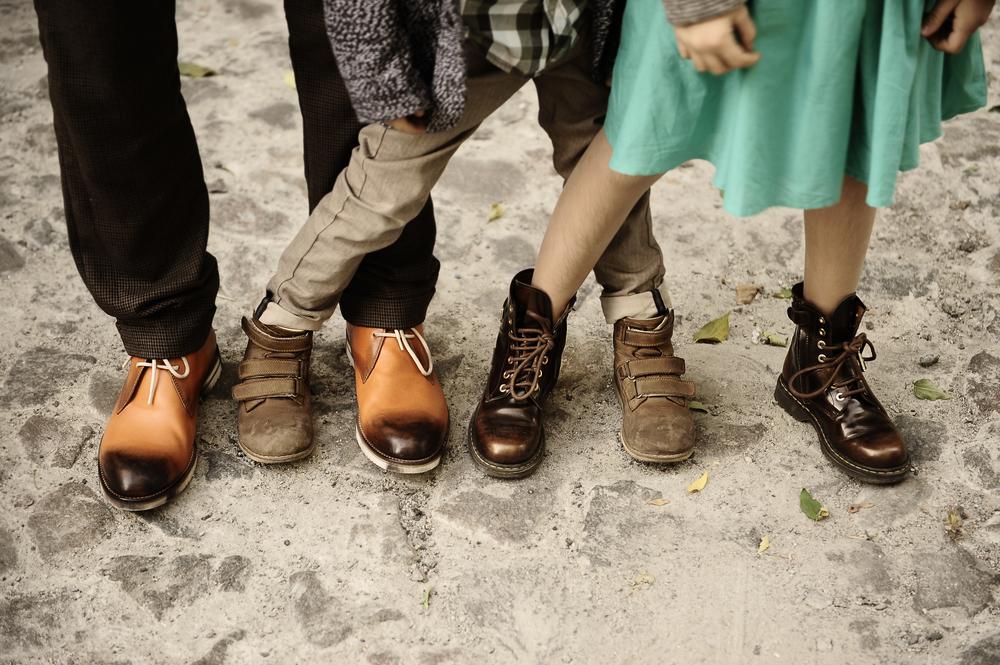 Illustration - Shutterstock | <a href="https://www.shutterstock.com/image-photo/feet-three-people-autumn-shoes-father-225773626">gornostay</a>