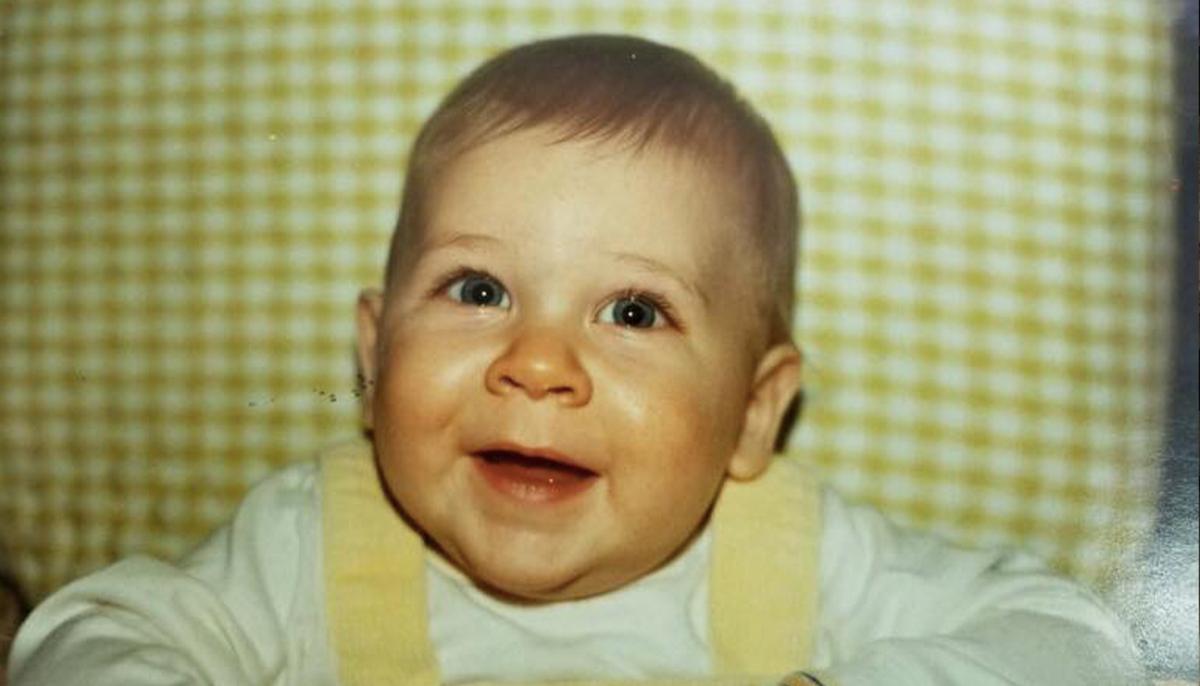 15-Year-Old Mom Puts Baby Up for Adoption, 35 Years Later He’s Standing Right Behind Her