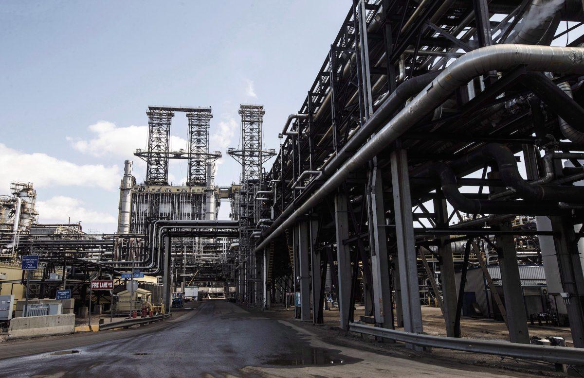 An oilsands upgrader plant in Fort McMurray, Alta., in a file photo. (The Canadian Press/Jason Franson)