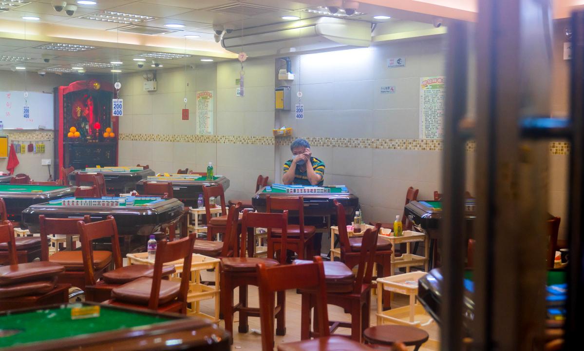 Woman Fights Man for Spot at Gambling Table: Video