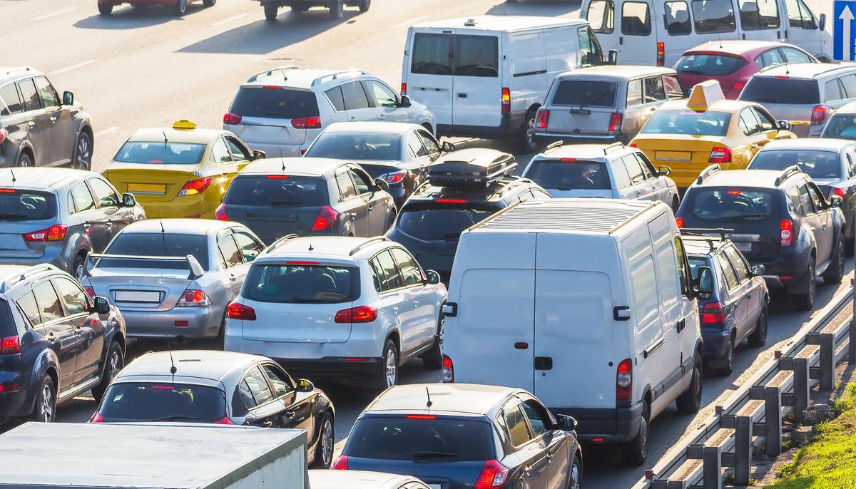 Teen Starts Blocking Traffic on Street After Seeing What the Van in Front Tossed Out