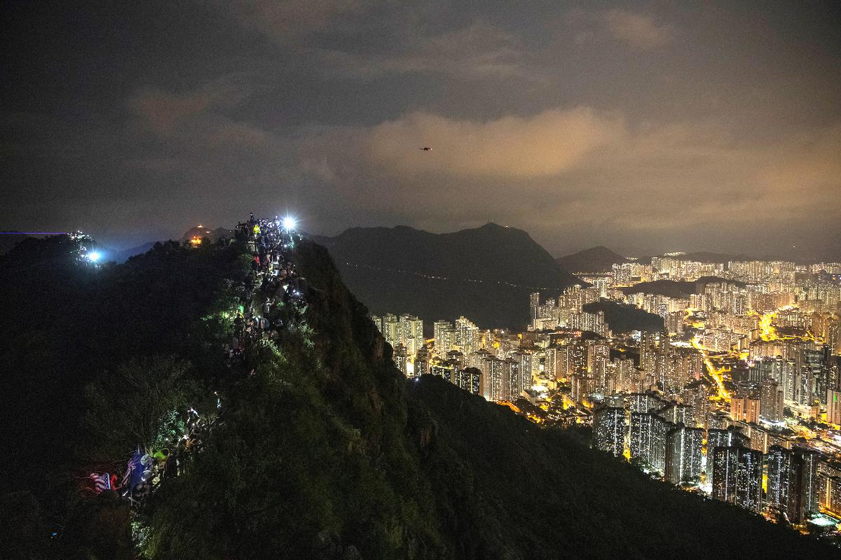 Hong Kong Protesters Plan Shopping Mall Sit-Ins After Hill-Top Human Chains