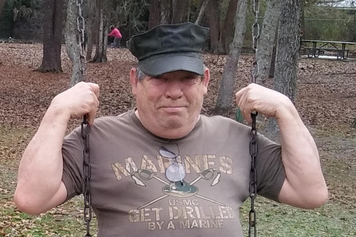 Hundreds Gather at Dying War Veteran’s Bedside Thanking Him for Service