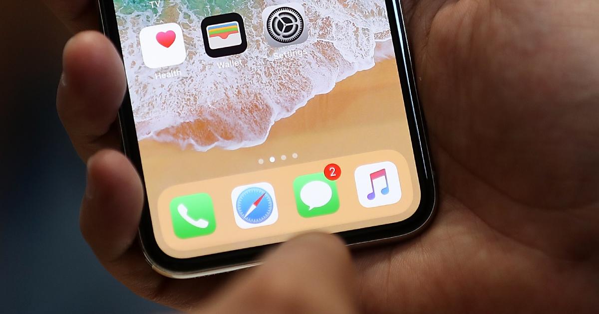 Arkansas Woman Who Texted Father’s Number Every Day After He Died Gets Reply 4 Years Later