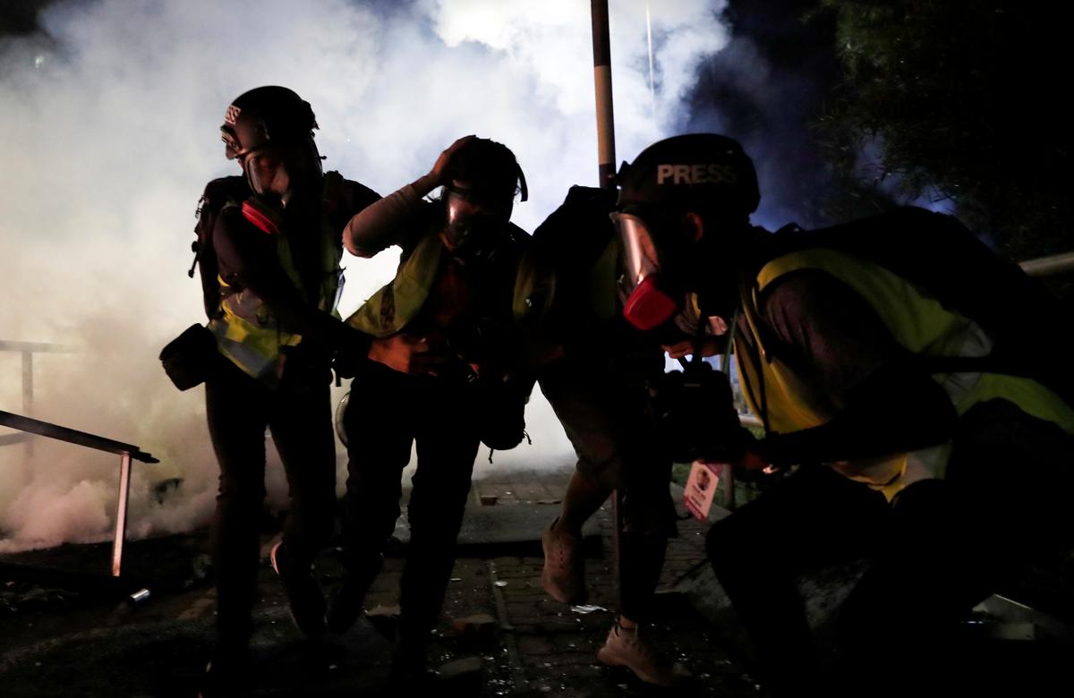 Police Besiege Hong Kong Campus in Nighttime Clashes With Student Protesters