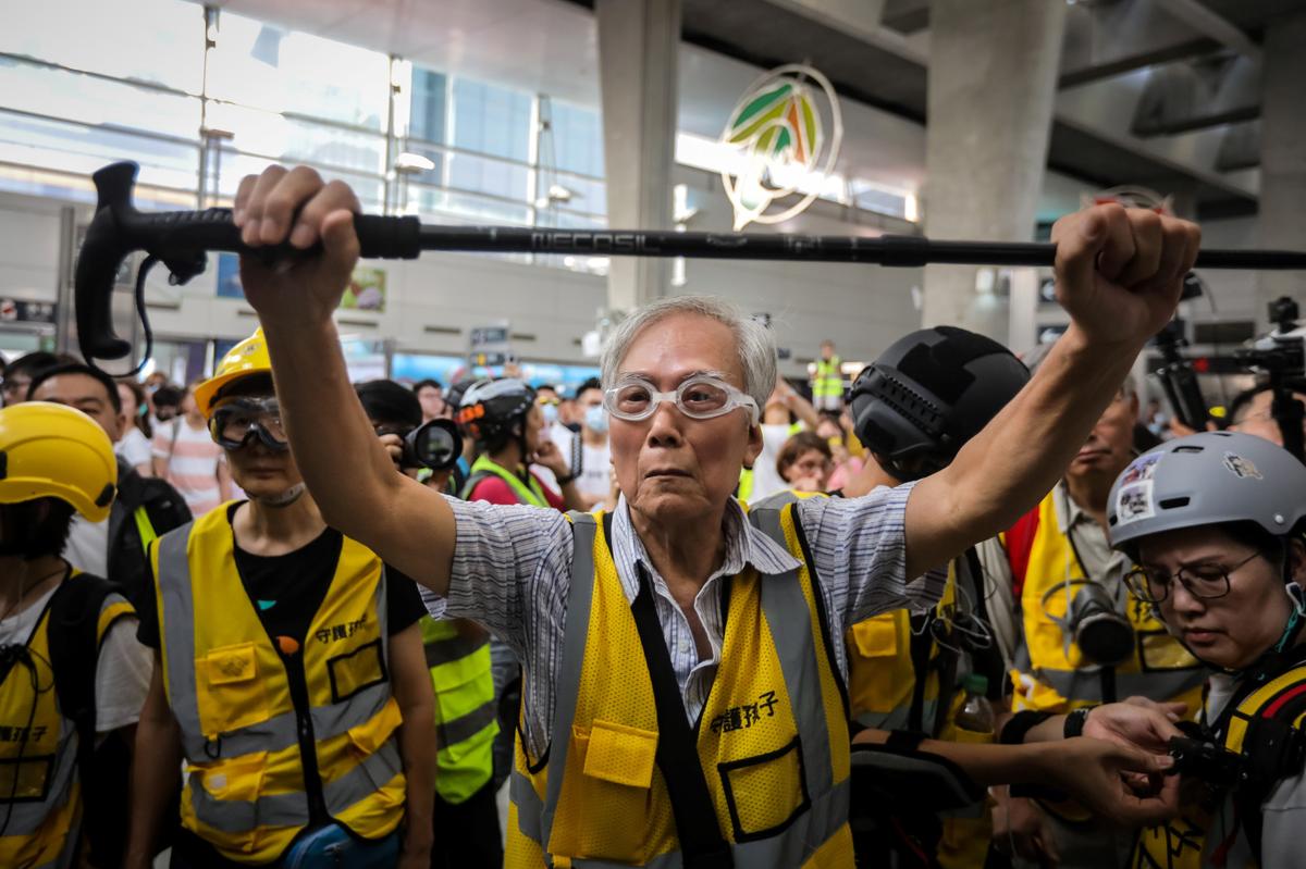 Hong Kong ‘Parents’ Lend Support Behind Scenes in Protests