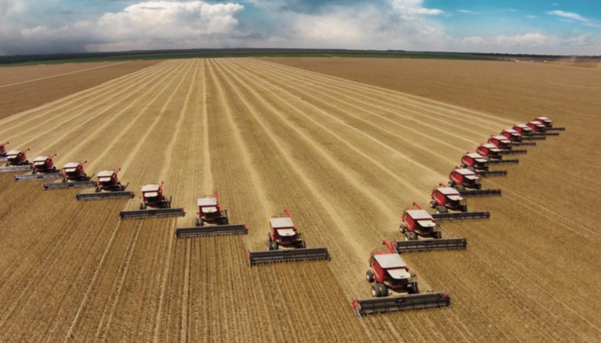 Farmer With Stage 4 Cancer Is Too Ill to Harvest Crops–So an Army of 18–Wheelers Pulls Up to Help