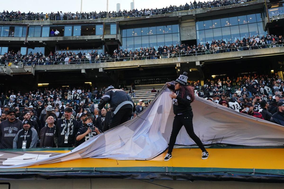 Oakland Raiders Fans Wreak Havoc After Team Loses Final Home Game